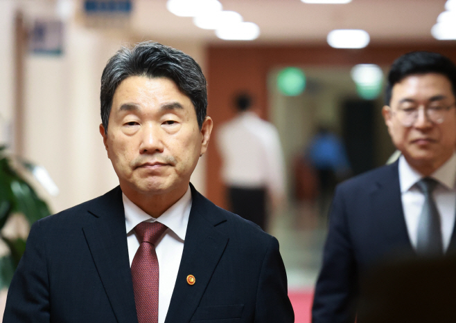 국무회의 입장하는 이주호 권한대행<YONHAP NO-2274>