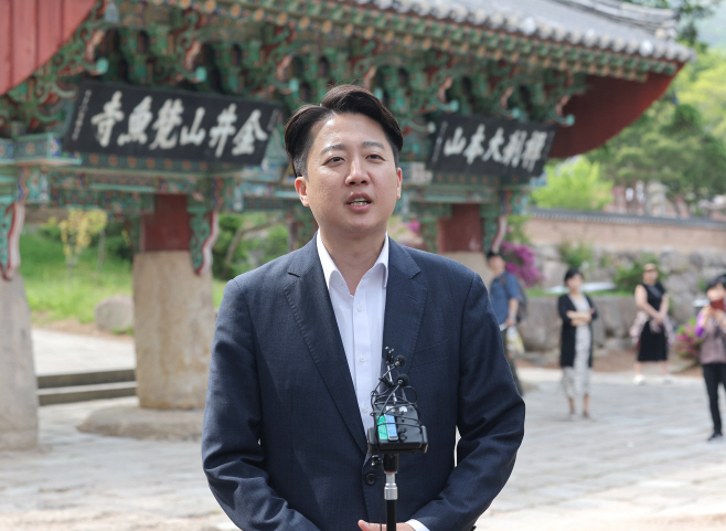 취재진 질문 답하는 이준석 후보<YONHAP NO-7022>