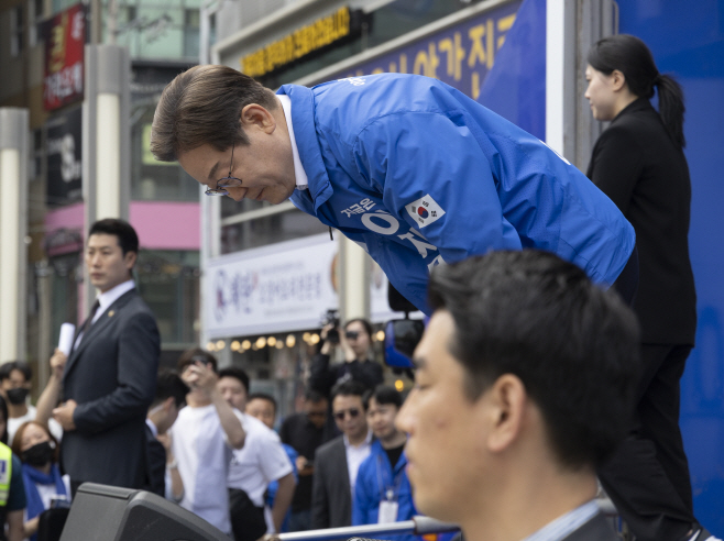 창원 시민들에게 고개숙여 인사하는 이재명 후보<YONHAP NO-7166>