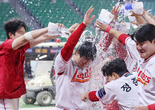 500홈런 달성, 축하 물세례 받는 최정<YONHAP NO-6392>