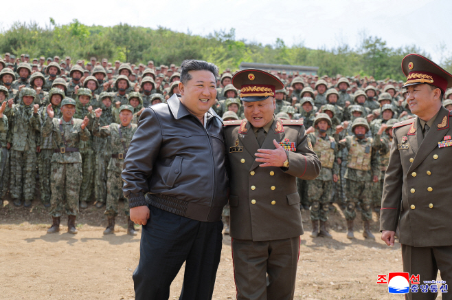 북한 김정은, 병종별 전술종합훈련 참관<YONHAP NO-4336>