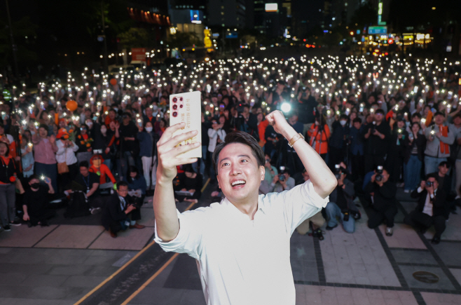 사진 찍는 이준석 후보<YONHAP NO-4894>