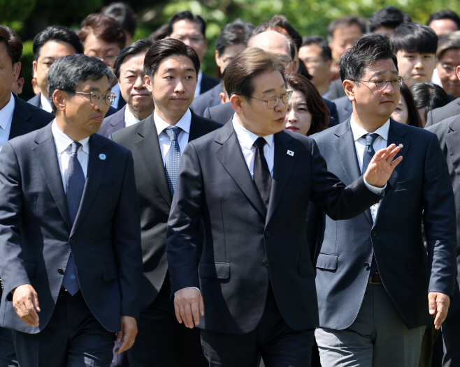 유엔기념공원 찾은 이재명 후보<YONHAP NO-5505>