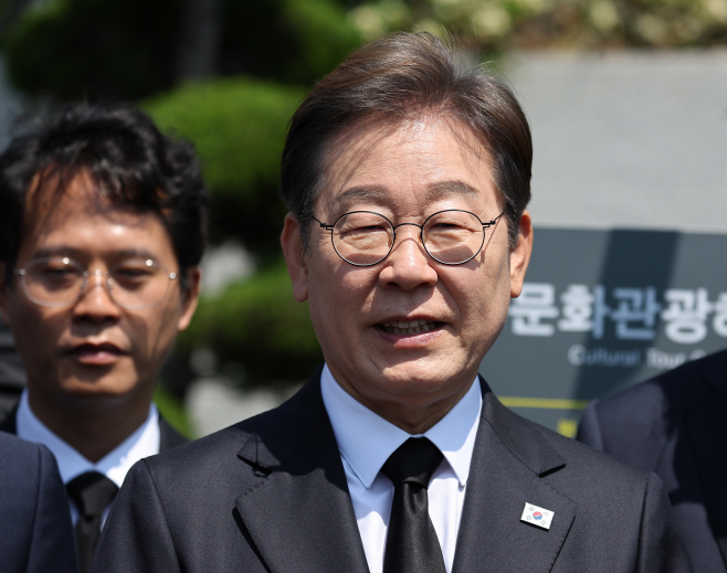 취재진 질문에 답하는 이재명 후보<YONHAP NO-5716>