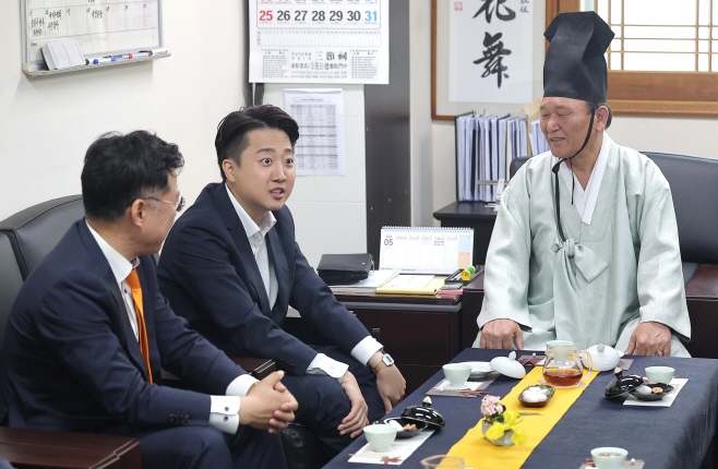 부산 유림회관 찾은 개혁신당 이준석 후보<YONHAP NO-5297>