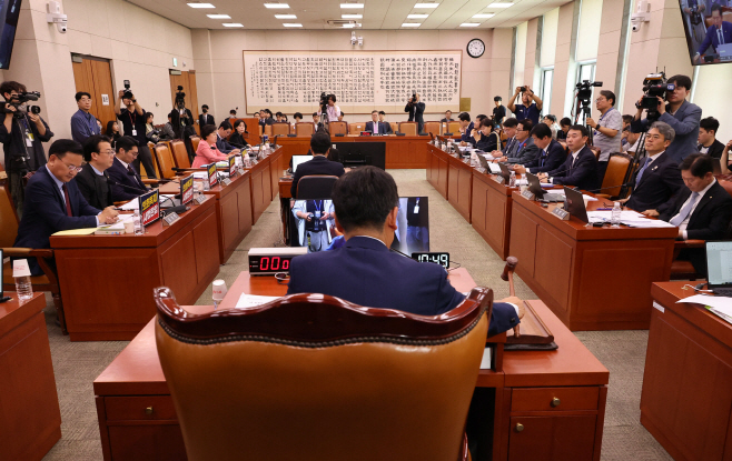 법사위, 공직선거법 일부개정법률안 통과<YONHAP NO-5645>