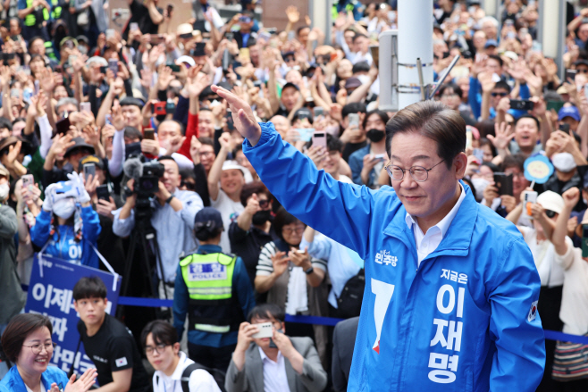 창원 유세장 도착한 이재명 후보<YONHAP NO-7217>