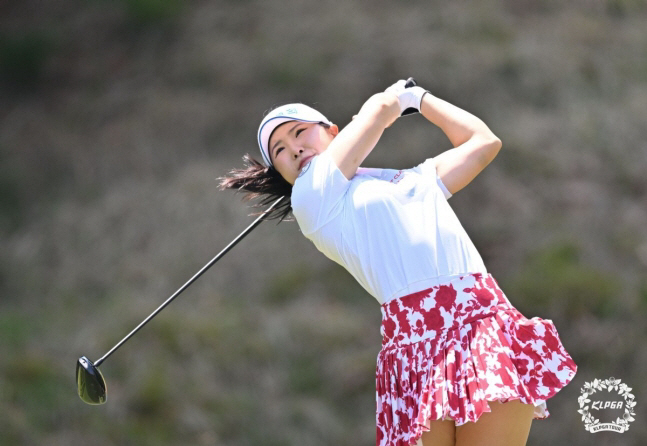 고지우가 14일 두산 매치플레이 조별리그 1라운드 12번 홀에서 티샷을 하고 있다. KLPGA