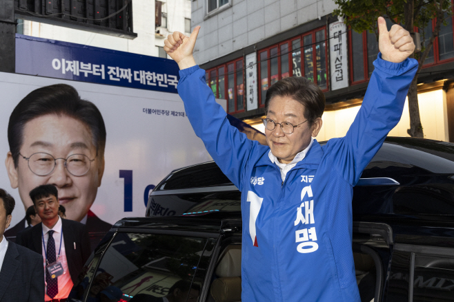 거제에서 유세 마친 이재명 후보, 지지자 향해 인사<YONHAP NO-8005>