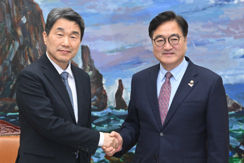 이주호 권한대행 접견하는 우원식 의장<YONHAP NO-6255>
