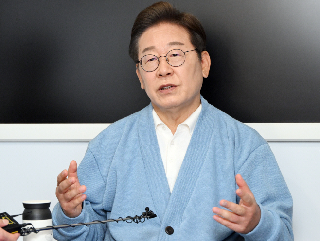 인터뷰하는 이재명 후보<YONHAP NO-4818>