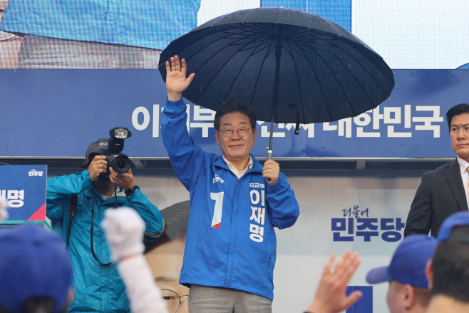 인사하는 이재명 후보<YONHAP NO-5184>