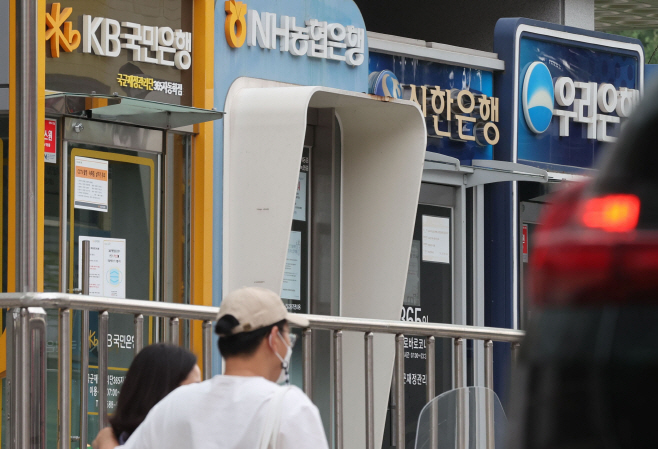 은행권, 신용대출 '연봉이내'·마통 '최대 5천만...<YONHAP NO-3559>