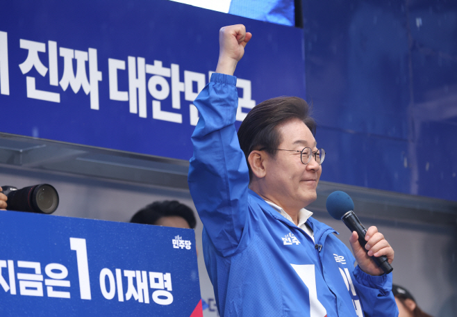 주먹 불끈 쥔 이재명 후보<YONHAP NO-6298>