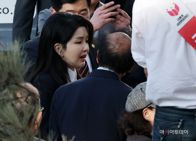 주민과 인사 나누는 김건희 여사