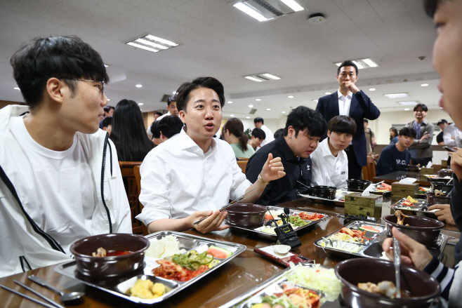 학생들과 점심 먹는 이준석 후보<YONHAP NO-4449>