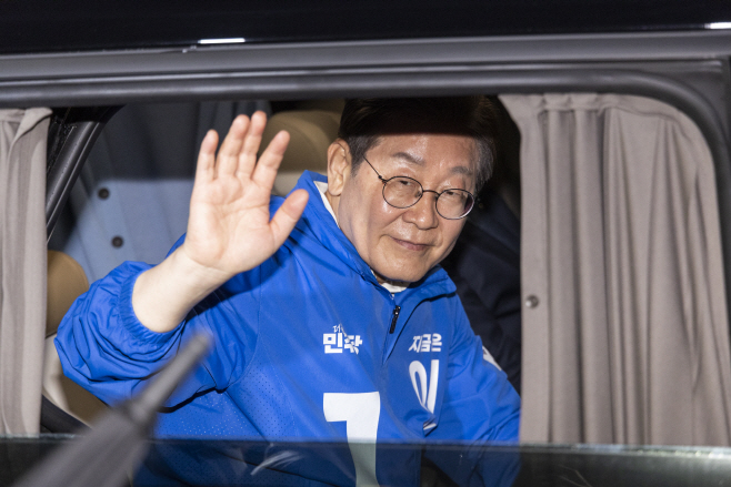 목포 시민들에게 손흔드는 이재명 후보<YONHAP NO-8580>