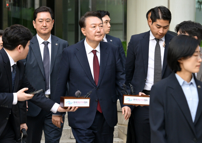 법정 떠나는 윤석열 전 대통령