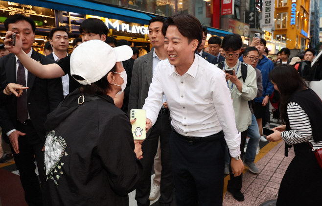 지지자들의 응원 받는 이준석 대선 후보<YONHAP NO-8106>