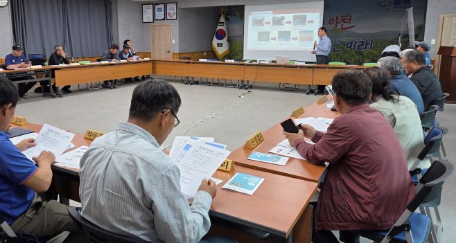 사진1. 한국환경보전원 담당자가 5월 16일, 경기도 이천시 율면 행정복지센터에서 지역 이장단에게 야적퇴비 관리 교육을 하고 있다. (1)