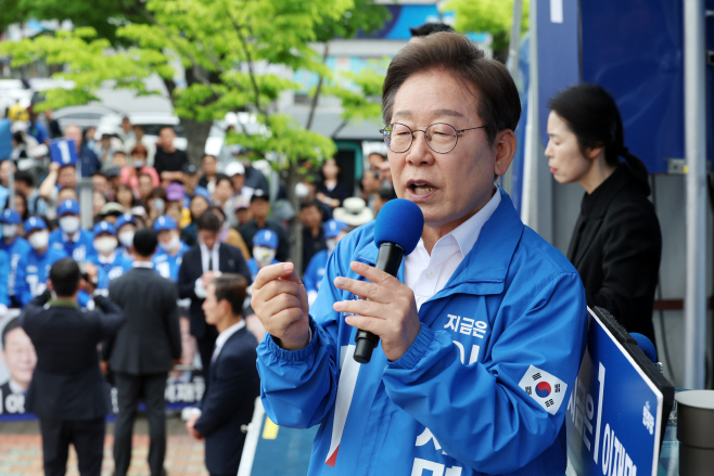 이재명 후보, 군산서 지지 호소<YONHAP NO-5000>