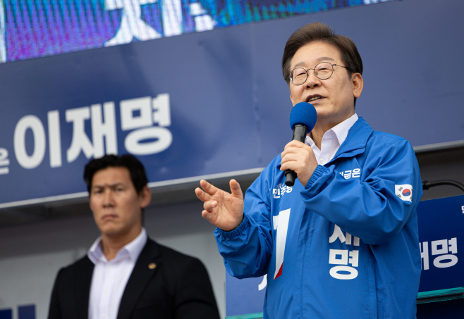 군산 유세 나선 이재명 후보<YONHAP NO-4844>