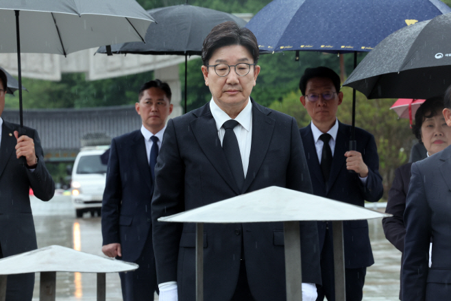 오월 영령에 참배하는 권성동 원내대표<YONHAP NO-5052>