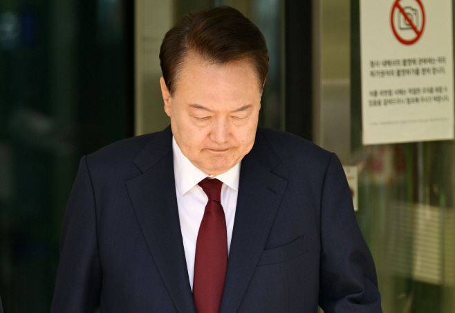 법원 나서는 윤석열 전 대통령<YONHAP NO-3137>