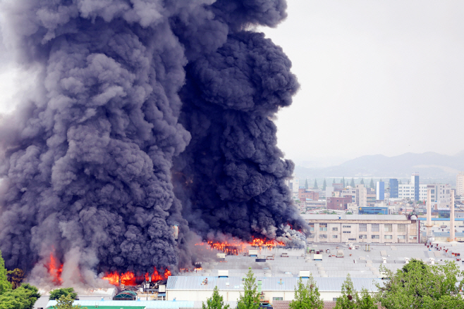 확산하는 금호타이어 공장 화재<YONHAP NO-3529>