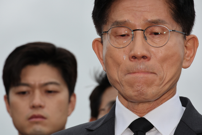 박관현 열사 묘역서 눈물 흘리는 김문수<YONHAP NO-4167>