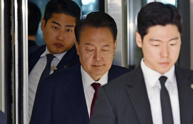 법원 나서는 윤석열 전 대통령<YONHAP NO-3134>