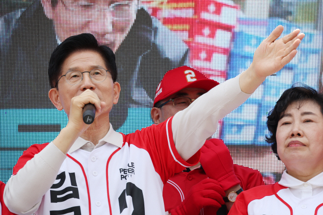 전동성당 인근서 유세하는 김문수 후보<YONHAP NO-4836>