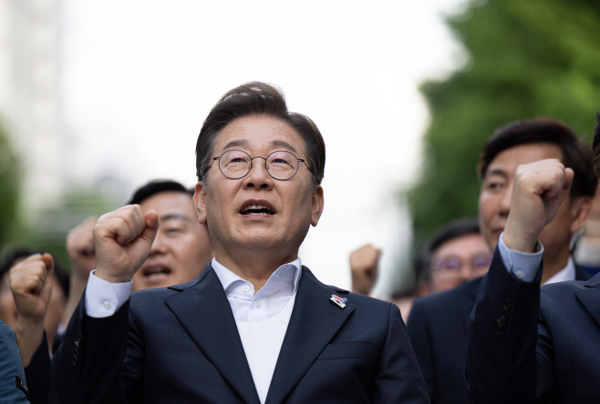 임을 위한 행진곡 제창하는 이재명 후보