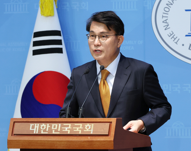현안관련 회견하는 윤상현 의원<YONHAP NO-3717>