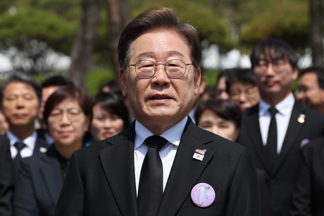개헌 입장 공개 관련 질문에 답하는 이재명 후보<YONHAP NO-3908>