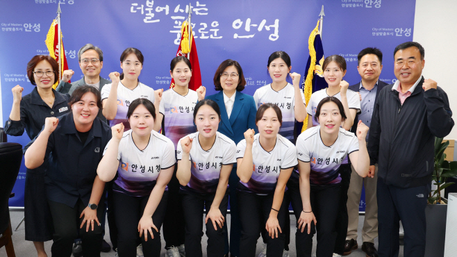 안성시, 소프트테니스팀 우승기 봉납식 가져