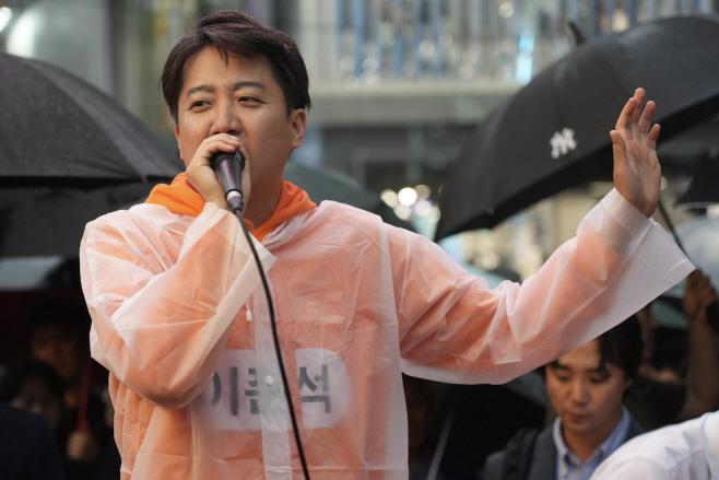홍대 거리 유세하는 이준석 후보<YONHAP NO-6205>