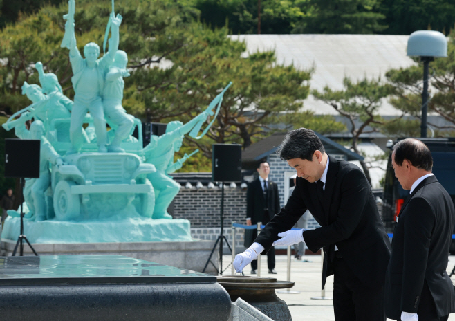 분향하는 이주호 권한대행<YONHAP NO-3515>