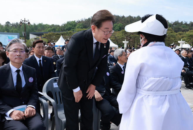 이재명 후보와 5.18 유가족<YONHAP NO-3427>