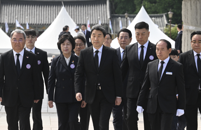 5·18 기념식장 입장하는 이주호<YONHAP NO-3886>