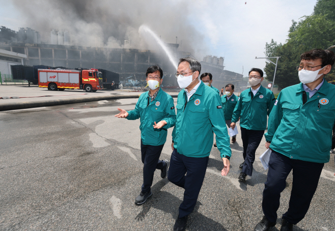 금호타이어 화재 현장 점검하는 고기동 직무대행<YONHAP NO-4263>