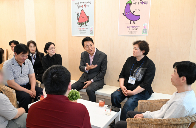 사진1. 오세훈 서울시장이 16일(금) ‘서울마음편의점 동대문점’에서 이용 시민, 치유활동가와 대화를 나누고 있다.
