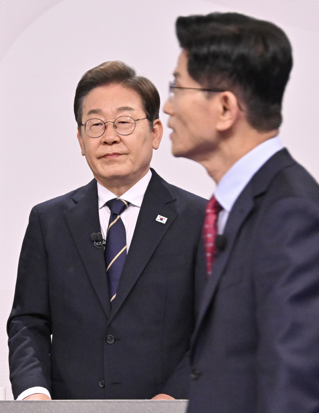 토론회 참석한 이재명-김문수 후보<YONHAP NO-6974>