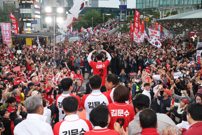 김문수 후보, 서울역 지나는 시민들에게<YONHAP NO-5956>