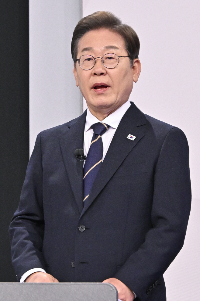 토론회 앞둔 이재명 후보<YONHAP NO-6947>
