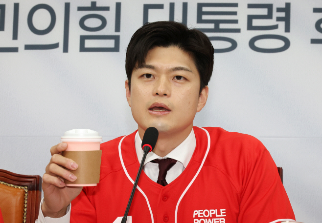 커피 들고 발언하는 김용태 비대위원장<YONHAP NO-3607>