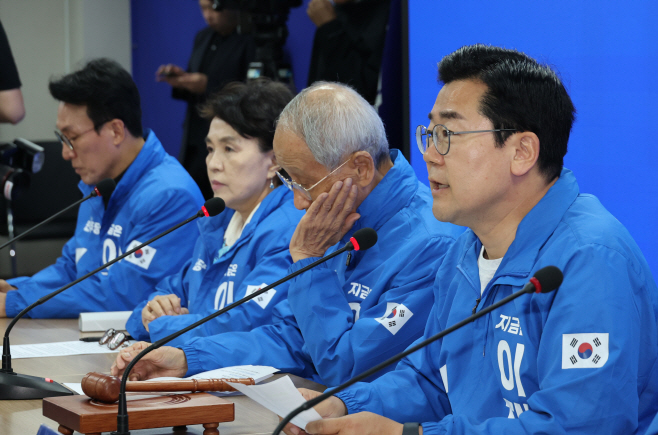발언하는 박찬대 상임총괄선대위원장<YONHAP NO-3840>