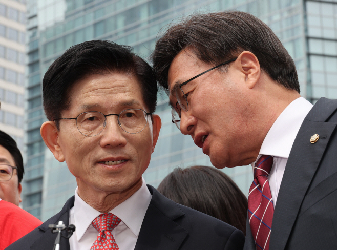 부산서 현장방문 나선 김문수 후보<YONHAP NO-3936>