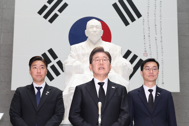 취재진 질문에 답하는 이재명 후보<YONHAP NO-4474>