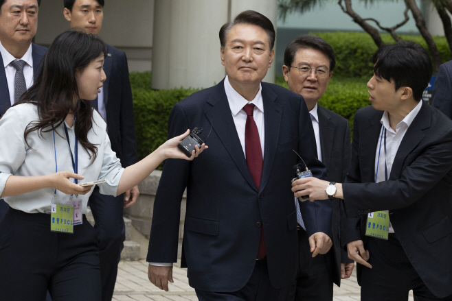 차량으로 향하는 윤석열 전 대통령